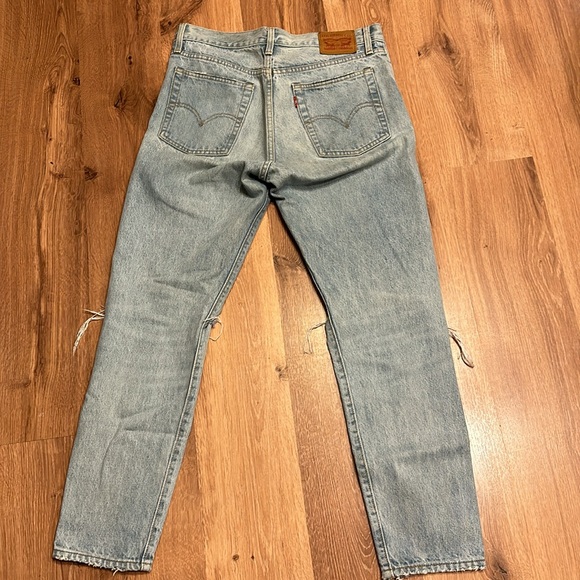 Levi’s light wash tear jeans - Picture 4 of 4